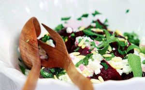 biešu salāti ar rukolu un kazas sieru